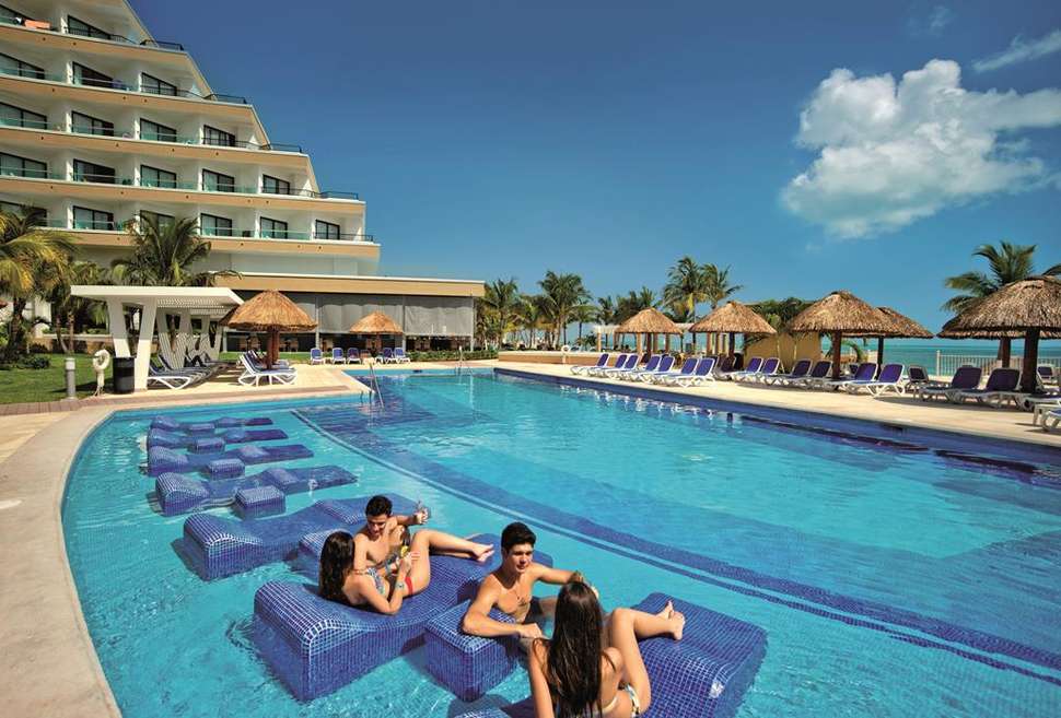 Een foto van het zwembad bij Riu Caribe