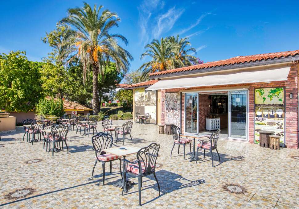 Een foto van het terras bij Asteria Family Resort Belek