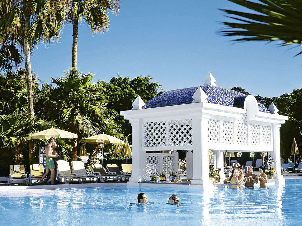 Een foto van het zwembad bij Riu Paraiso Lanzarote Resort