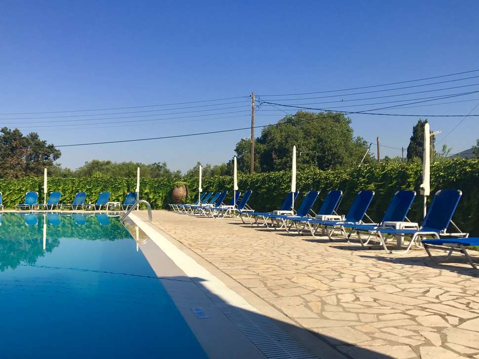 Een foto van het zwembad bij Bruskos Hotel & Suites