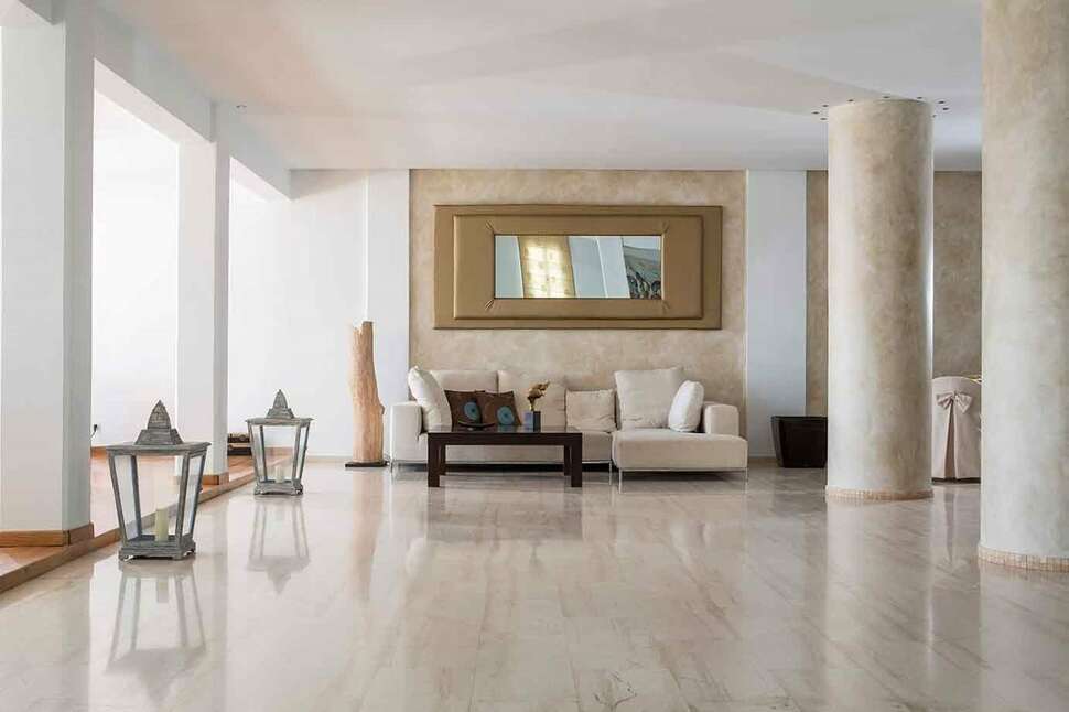 Een foto van het interieur van Manoulas Mykonos Beach Resort