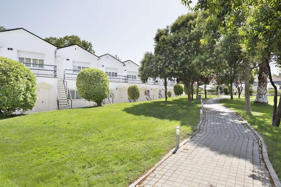 Een foto van de buitenkant van Hotel Osuna