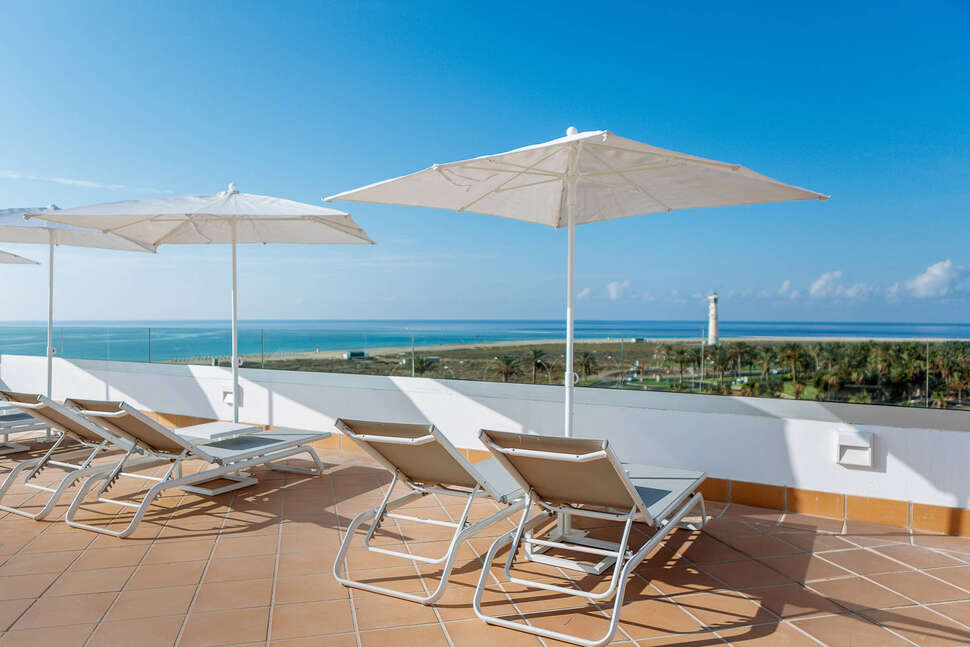 Een foto van het terras bij SBH Maxorata Resort