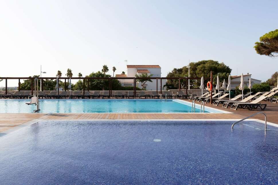 Een foto van het zwembad bij Alua Illa De Menorca