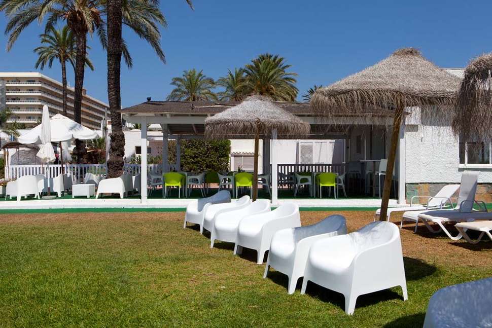 Ein Foto von der Terrasse im Sol Marbella Estepona Atalaya Park