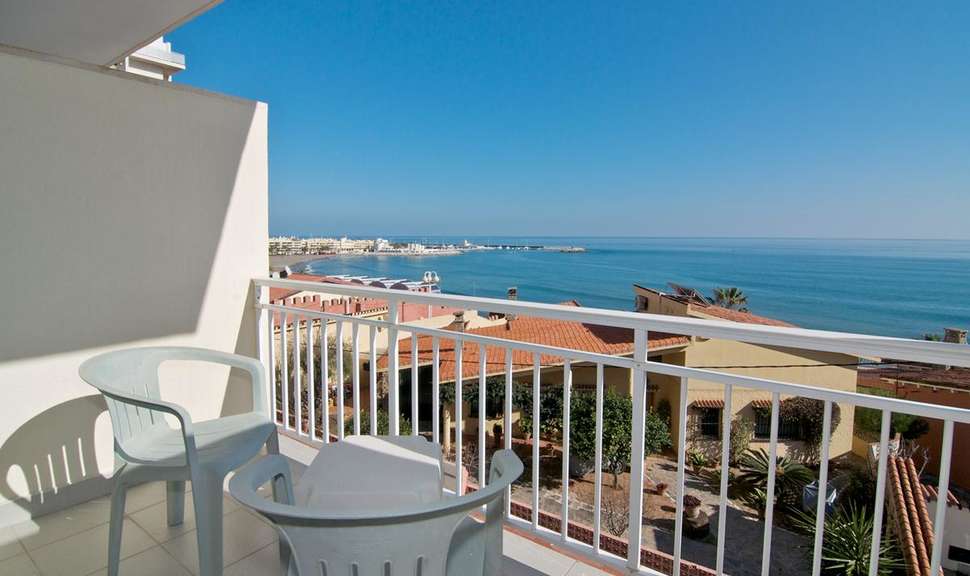 Een foto van het terras bij Hotel Benalmadena Beach