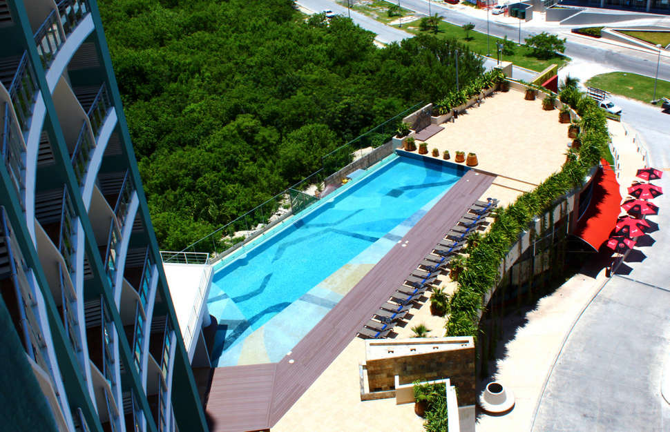 Een foto van het zwembad bij Krystal Urban Cancun Centro