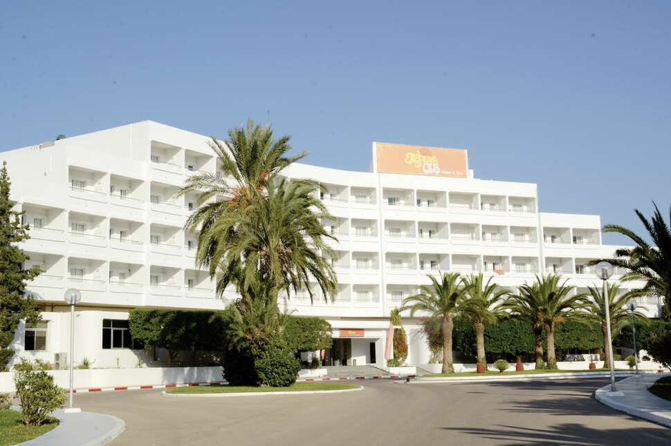 Een foto van de buitenkant van Hotel Club Tropicana & Spa