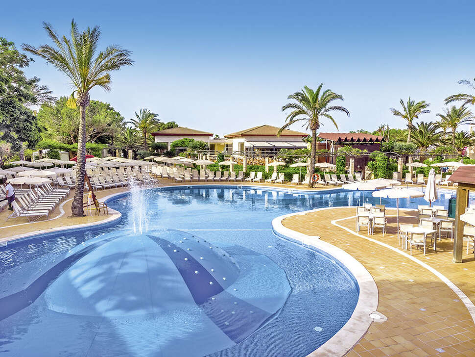Een foto van het zwembad bij Hotel Zafiro Menorca