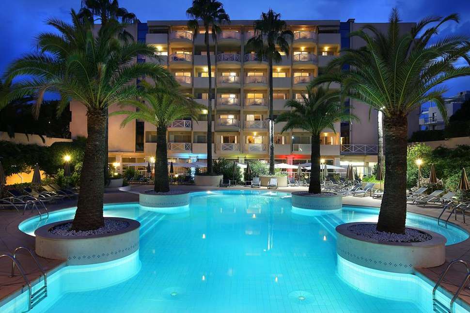 Een foto van het zwembad bij AC Hotel Ambassadeur Antibes-Juan Les Pins