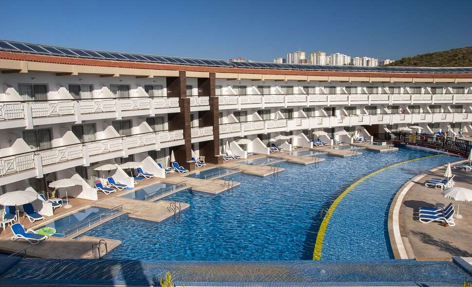 Een foto van het zwembad bij Ephesia Holiday Beach Club