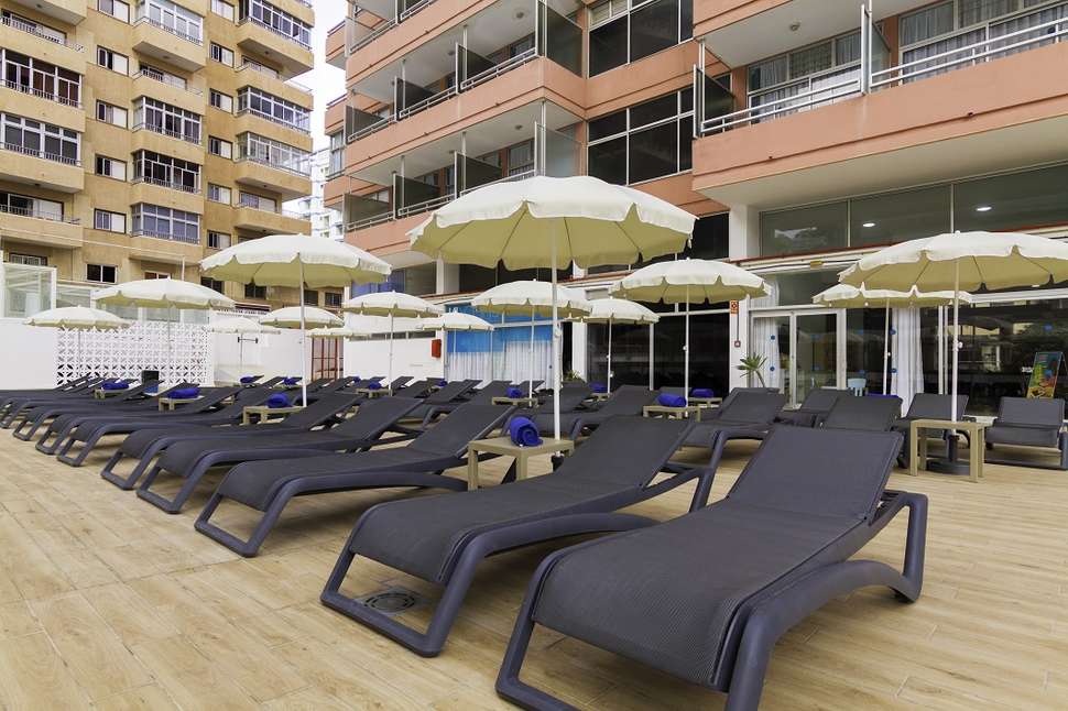 Een foto van het terras bij Checkin Concordia Playa