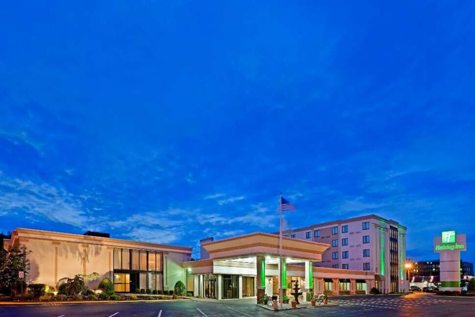Een foto van de buitenkant van Holiday Inn Hasbrouck Heights Meadowlands