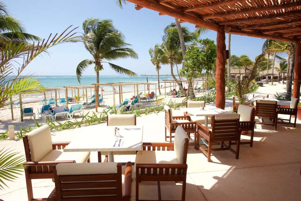 Een foto van het terras bij Akumal Bay Beach & Wellness Resort