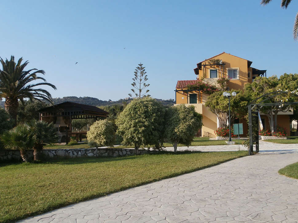 Een foto van de buitenkant van Sandy Beach Villas & Appartementen