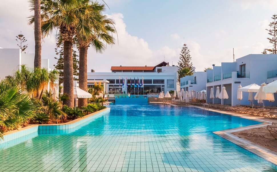 Ein Foto vom Pool im Atlantica Panthea Resort