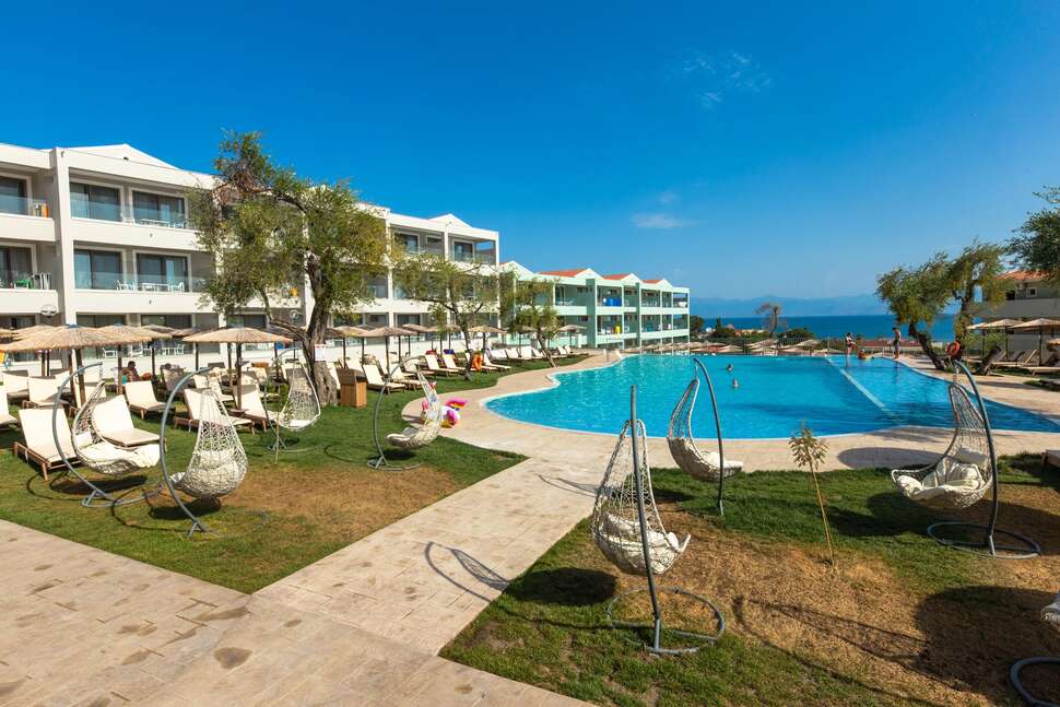 Een foto van het zwembad bij Aparthotel Robolla Beach