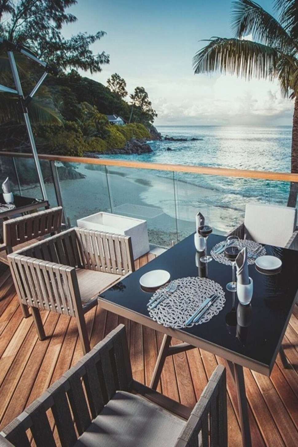 Een foto van het terras bij Carana Beach Hotel