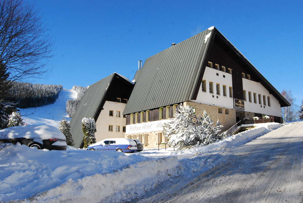 Een foto van de buitenkant van Pytloun Wellness Hotel