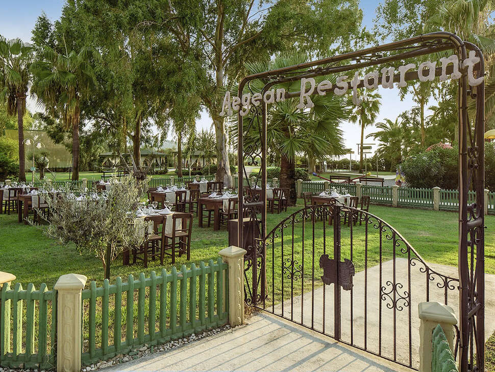 Een foto van het terras bij Richmond Ephesus Resort