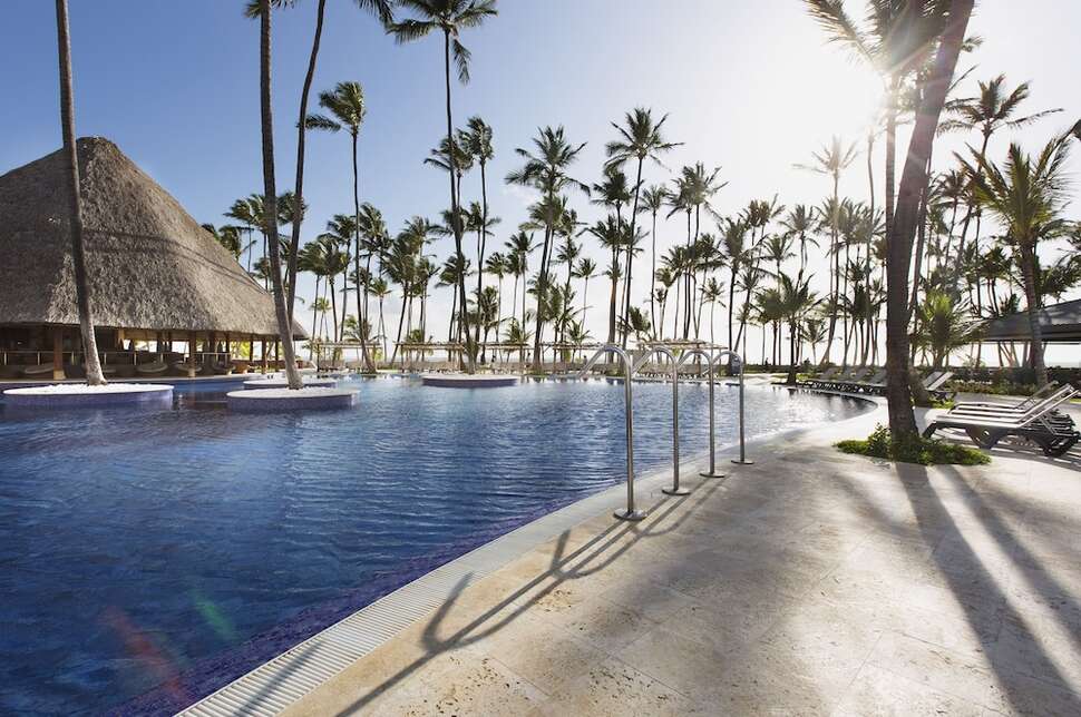 Een foto van het zwembad bij Barcelo Bavaro Beach