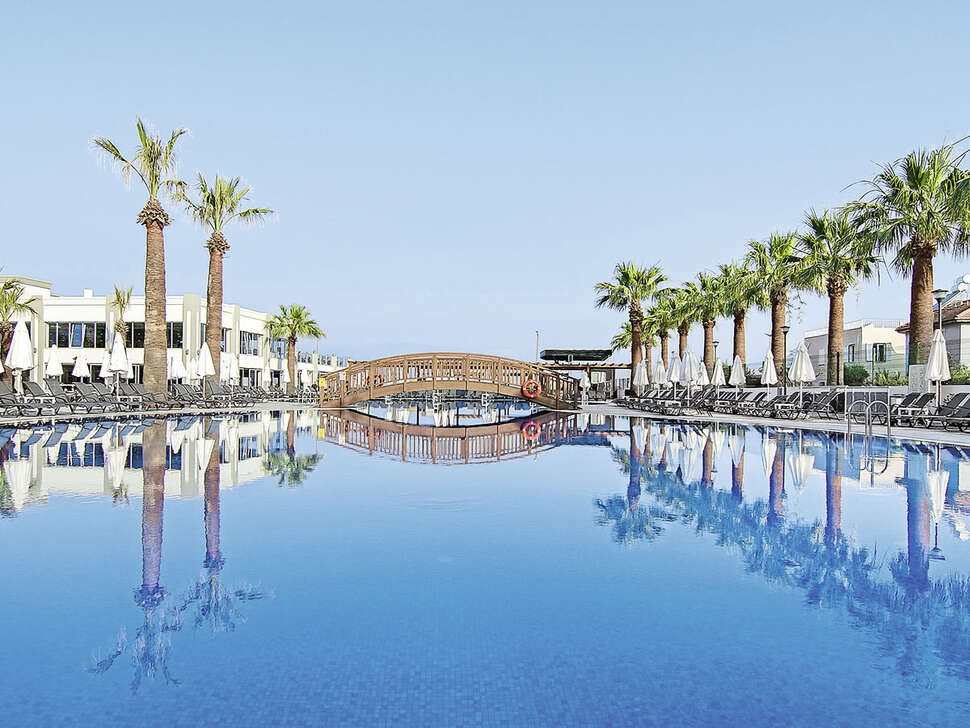 Een foto van het zwembad bij Palm Wings Beach Resort Kusadasi