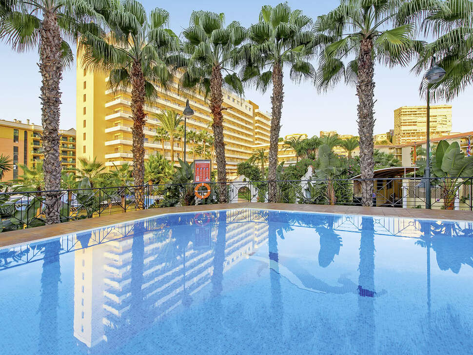 Een foto van het zwembad bij Sol Torremolinos Don Marco