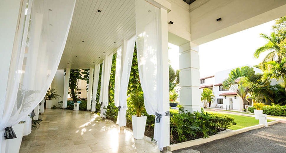 Een foto van de buitenkant van BlueBay Villas Doradas