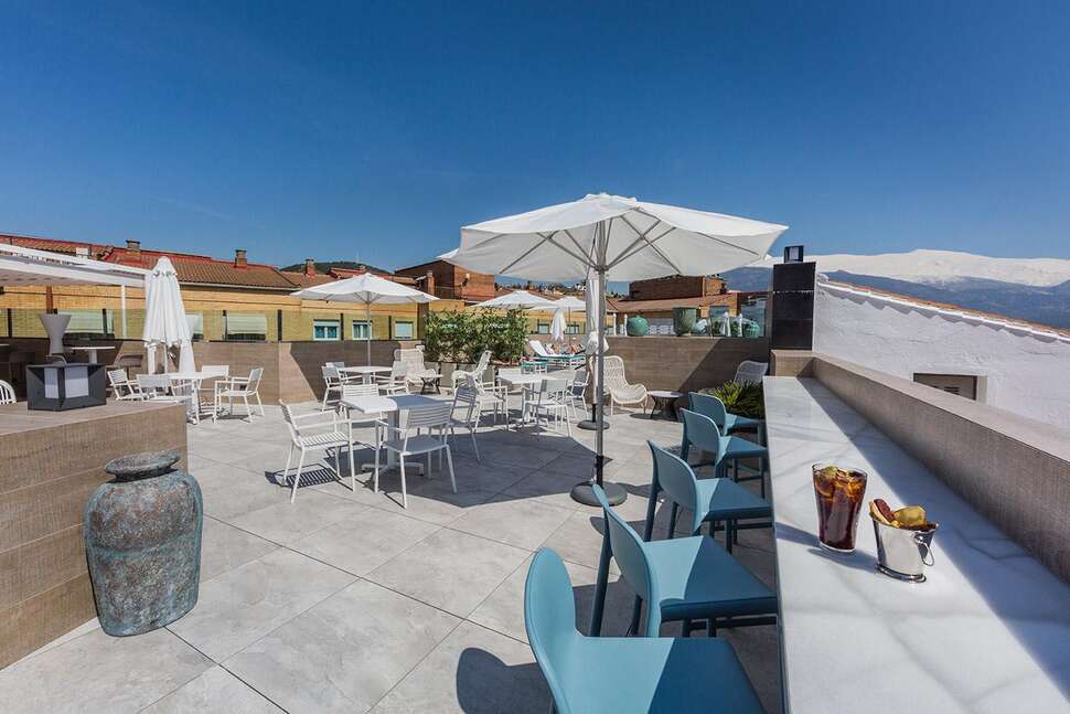 Een foto van het terras bij Catalonia Granada
