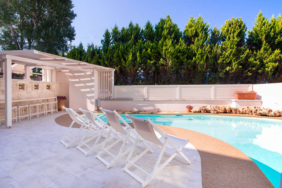 Een foto van het zwembad bij Neikos Mediterraneo Luxury Suites
