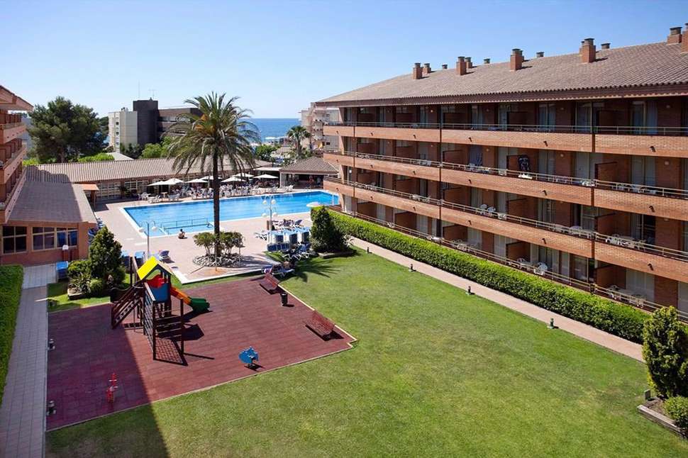 Een foto van het zwembad bij Aparthotel Voramar
