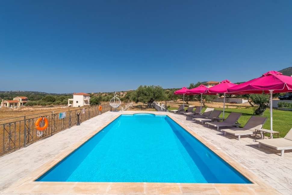 Ein Foto vom Pool im Nostos Studios & Apartments