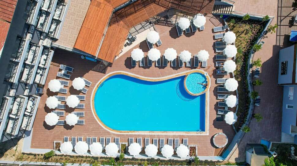 Een foto van het zwembad bij Clover Magic Park Side Hotel