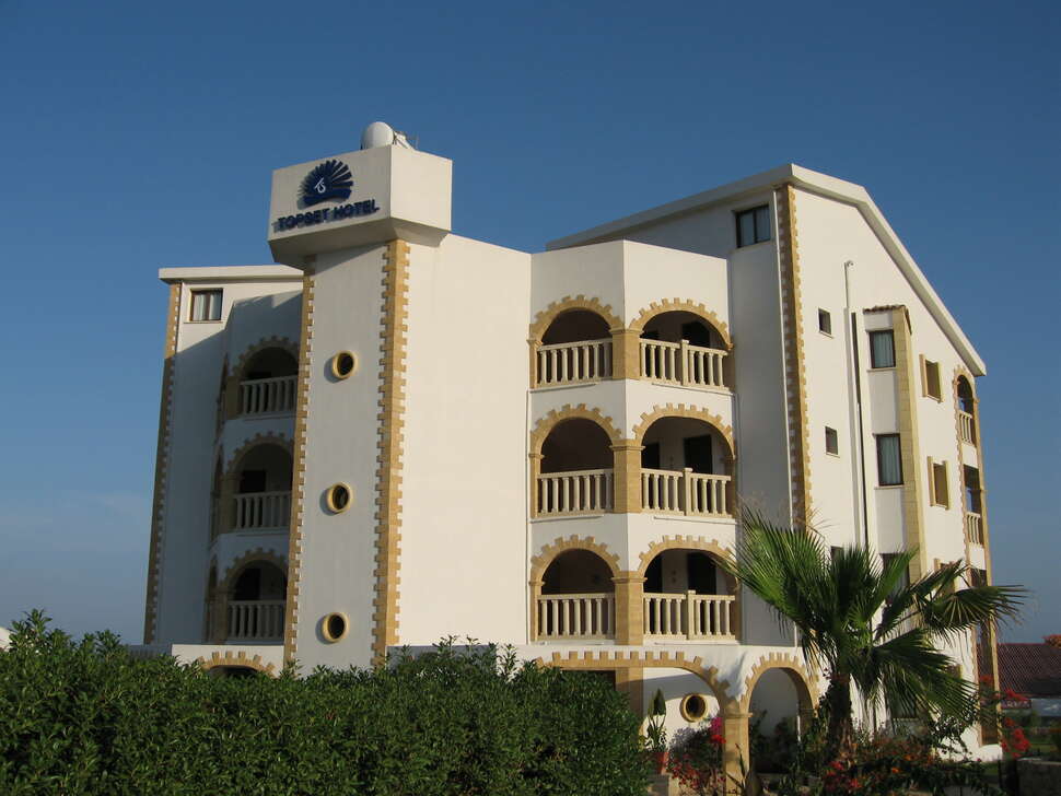 Een foto van de buitenkant van Topset Hotel