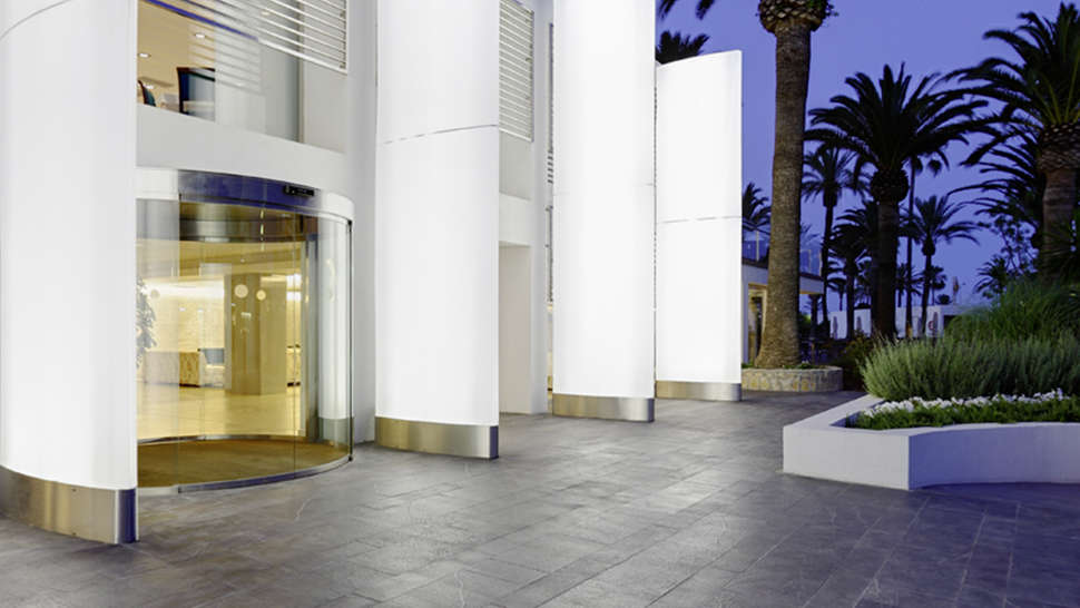 Een foto van de buitenkant van Allsun Hotel Orient Beach