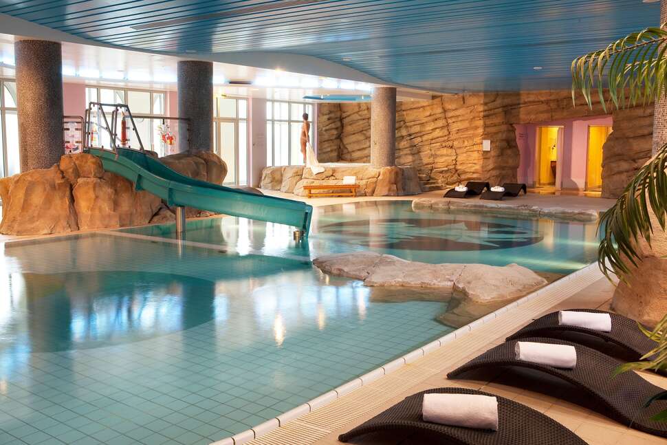 Ein Foto vom Pool im Dream Castle Hotel
