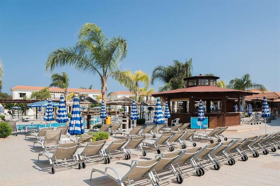 Een foto van het terras bij Tsokkos Paradise Village