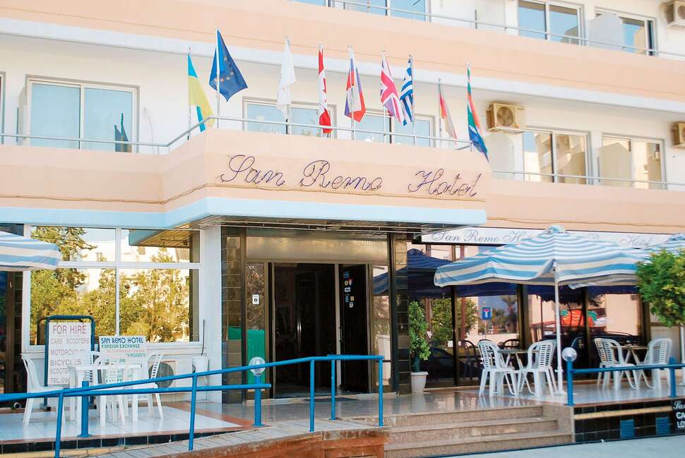 Een foto van de buitenkant van San Remo Hotel