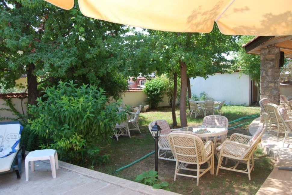 Een foto van het terras bij Hotel Binlik