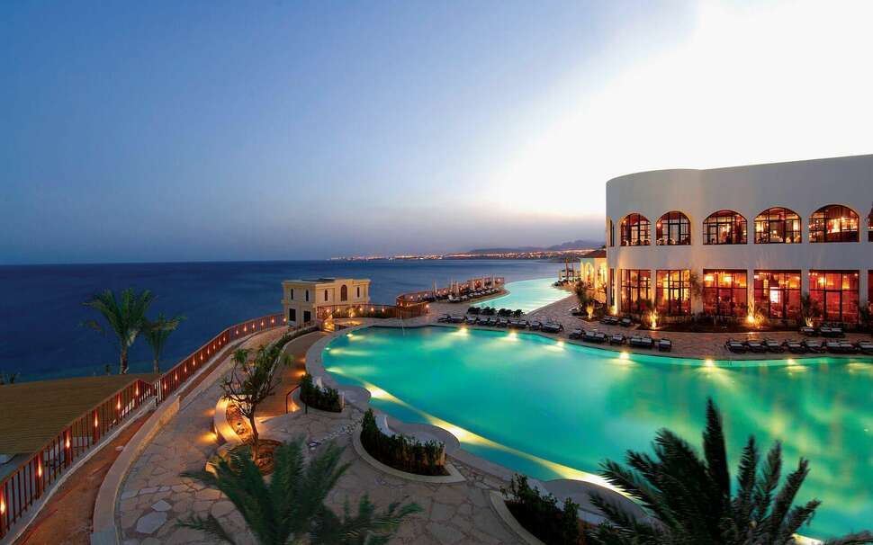 Een foto van het zwembad bij Reef Oasis Blue Bay Resort & Spa