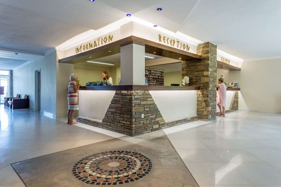 Een foto van het interieur van Alexander The Great Beach Hotel