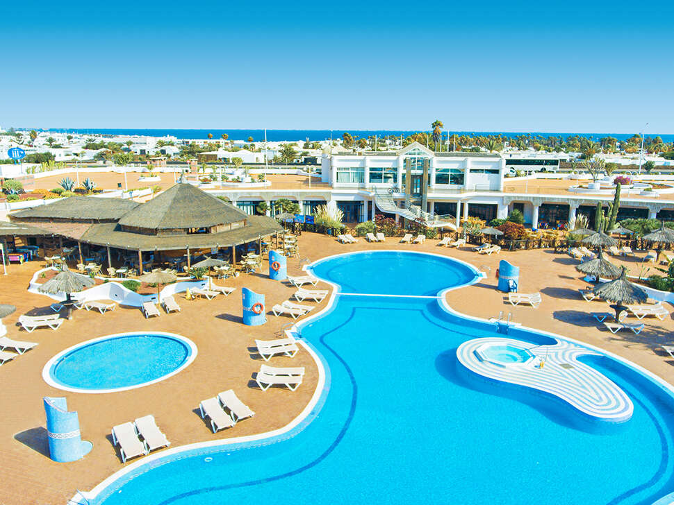Een foto van het zwembad bij Club Playa Blanca Hotel