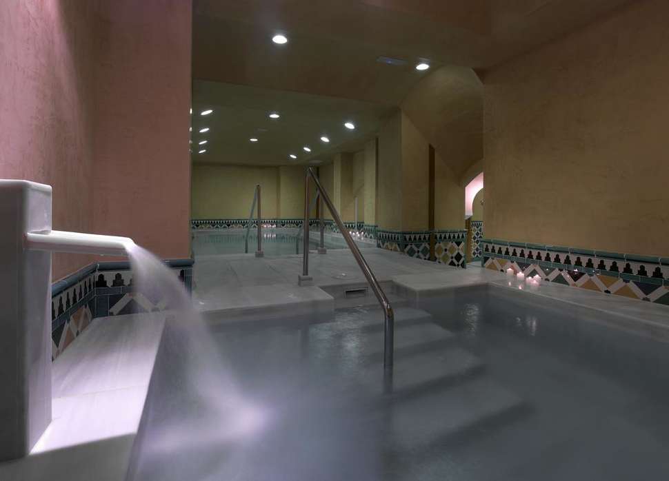 Een foto van het zwembad bij Hotel Macia Real de la Alhambra
