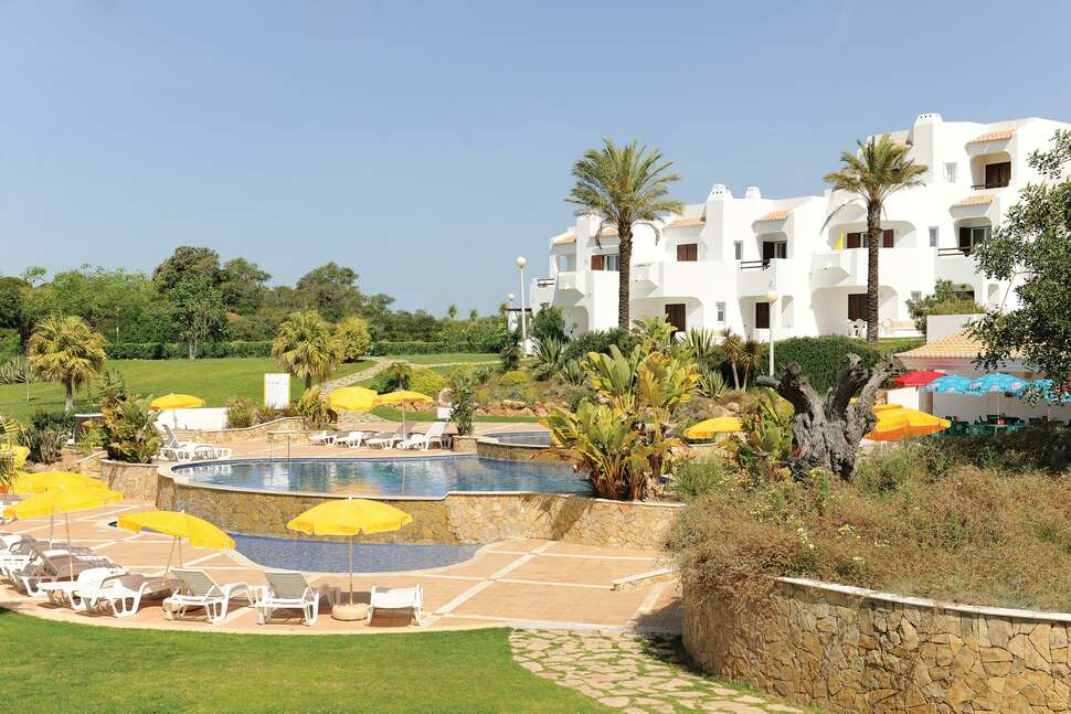 Een foto van het zwembad bij Clube Albufeira Garden Village