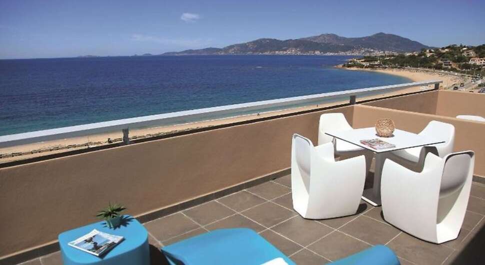 Een foto van het terras bij Radisson Blu Resort & Spa Ajaccio Bay