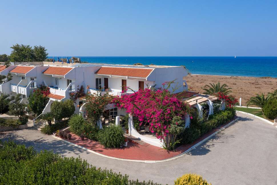 Een foto van de buitenkant van Nirvana Beach Hotel