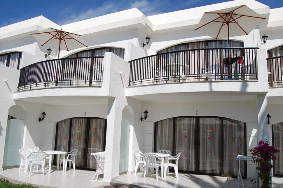 Een foto van de buitenkant van Las Buganvillas