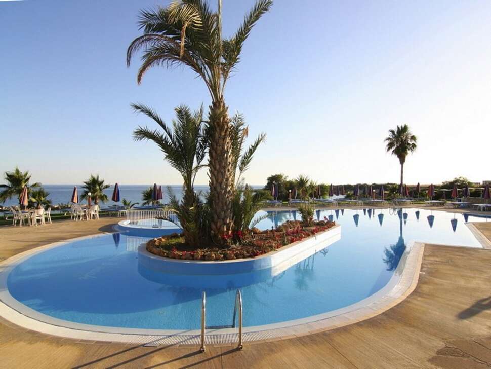 Een foto van het zwembad bij Corallia Beach Appartementen