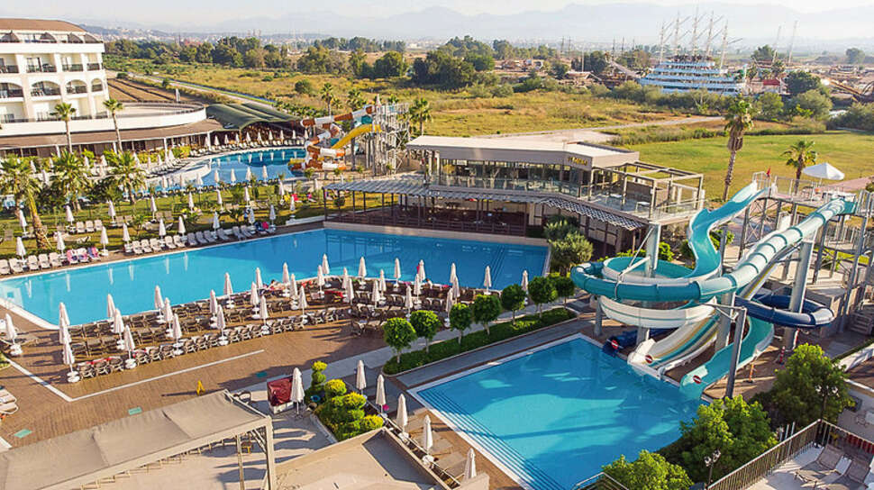 Ein Foto vom Pool im Lavitas Hotel