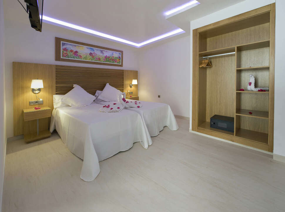 Een foto van My Way Luxury Ibiza Studios